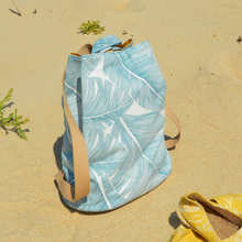 Charger l'image dans la galerie, EN STOCK Sac à dos 2-en-1 en toile de jute et coton recyclé - palmes bleus sur fond blanc