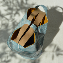 Charger l'image dans la galerie, EN STOCK Sac à dos 2-en-1 en toile de jute et coton recyclé - palmes bleus sur fond blanc