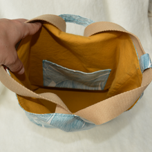 Charger l'image dans la galerie, EN STOCK Sac à dos 2-en-1 en toile de jute et coton recyclé - palmes bleus sur fond blanc