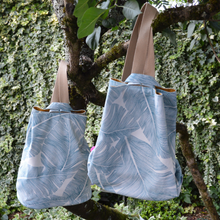 Charger l'image dans la galerie, EN STOCK Sac à dos 2-en-1 en toile de jute et coton recyclé - palmes bleus sur fond blanc