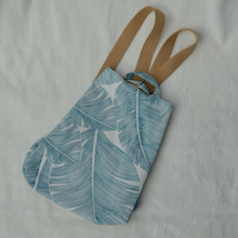 Charger l'image dans la galerie, EN STOCK Sac à dos 2-en-1 en toile de jute et coton recyclé - palmes bleus sur fond blanc