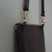 Charger l'image dans la galerie, 2 EXEMPLAIRES EN STOCK Pochette Victoire bleu marine et liège