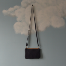 Charger l'image dans la galerie, 2 EXEMPLAIRES EN STOCK Pochette Victoire bleu marine et liège