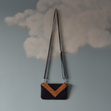 Charger l'image dans la galerie, 2 EXEMPLAIRES EN STOCK Pochette Victoire bleu marine et liège