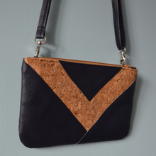 Charger l'image dans la galerie, 2 EXEMPLAIRES EN STOCK Pochette Victoire bleu marine et liège