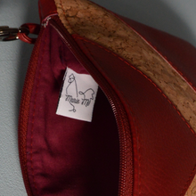 Charger l'image dans la galerie, 1 EXEMPLAIRE EN STOCK Pochette Victoire rouge bordeaux et liège