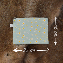 Charger l'image dans la galerie, EN STOCK Pochette de rangement 16x22cm en coton bio - pâquerettes sur fond bleu clair