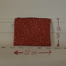 Charger l'image dans la galerie, EN STOCK Pochette de rangement 16x22cm en coton bio - pois blancs sur fond rouge bordeaux
