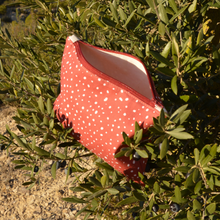 Charger l'image dans la galerie, EN STOCK Pochette de rangement 16x22cm en coton bio - pois blancs sur fond rouge bordeaux