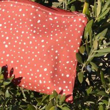 Charger l'image dans la galerie, EN STOCK Pochette de rangement 16x22cm en coton bio - pois blancs sur fond rouge bordeaux