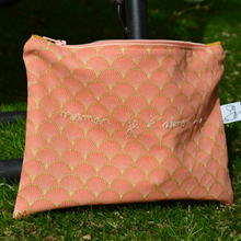 Charger l'image dans la galerie, EN STOCK Pochette de rangement simple 16x22cm en coton bio corail et doré