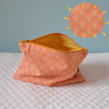 Charger l'image dans la galerie, EN STOCK Pochette de rangement simple 16x22cm en coton bio corail et doré
