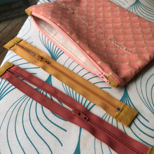 Charger l'image dans la galerie, EN STOCK Pochette de rangement simple 16x22cm en coton bio corail et doré