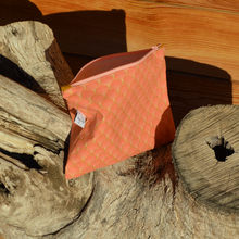 Charger l'image dans la galerie, EN STOCK Pochette de rangement simple 16x22cm en coton bio corail et doré
