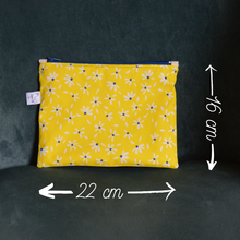 Charger l'image dans la galerie, EN STOCK Pochette de rangement 16x22cm en coton bio - marguerites sur fond jaune