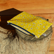 Charger l'image dans la galerie, EN STOCK Pochette de rangement 16x22cm en coton bio - marguerites sur fond jaune
