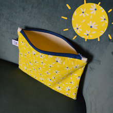 Charger l'image dans la galerie, EN STOCK Pochette de rangement 16x22cm en coton bio - marguerites sur fond jaune