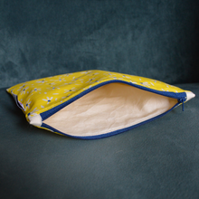Charger l'image dans la galerie, EN STOCK Pochette de rangement 16x22cm en coton bio - marguerites sur fond jaune