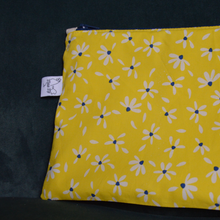 Charger l'image dans la galerie, EN STOCK Pochette de rangement 16x22cm en coton bio - marguerites sur fond jaune