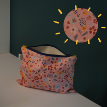 Charger l'image dans la galerie, EN STOCK Pochette de rangement 16x22cm en coton bio - fleurs sur fond rose