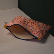 Charger l'image dans la galerie, EN STOCK Pochette de rangement 16x22cm en coton bio - fleurs sur fond rose