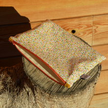 Charger l'image dans la galerie, EN STOCK Pochette de rangement 16x22cm en coton bio - motif liberty à zip rose