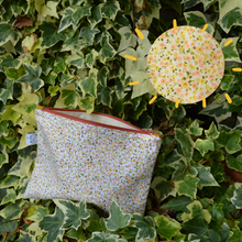 Charger l'image dans la galerie, EN STOCK Pochette de rangement 16x22cm en coton bio - motif liberty à zip rose