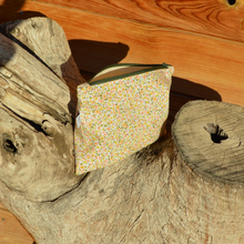 Charger l'image dans la galerie, EN STOCK Pochette de rangement 16x22cm en coton bio - motif liberty à zip kaki