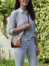 Charger l'image dans la galerie, Pochette Melito à fleurs bleu marine et bronze