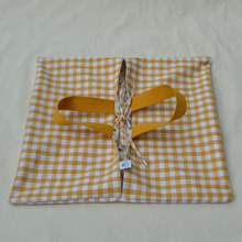 Charger l'image dans la galerie, Sac à tarte à pois multicolores et moutarde / intérieur carreaux vichy jaunes et blancs