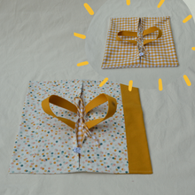 Charger l'image dans la galerie, Sac à tarte à pois multicolores et moutarde / intérieur carreaux vichy jaunes et blancs