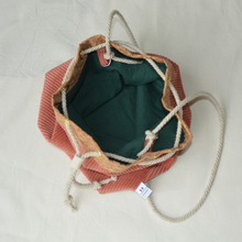 Charger l'image dans la galerie, Commande spéciale réalisée en modèle unique - Sac seau en liège et velours rose poudré
