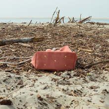 Charger l'image dans la galerie, Commande spéciale réalisée en modèle unique - Sac seau en liège et velours rose poudré