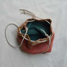 Charger l'image dans la galerie, Commande spéciale réalisée en modèle unique - Sac seau en liège et velours rose poudré