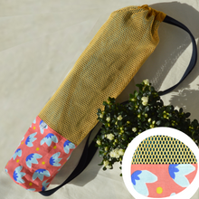 Charger l'image dans la galerie, EN STOCK Sac à tapis de yoga en filet de coton bio - motif nénuphars - sangle bleu marine