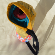 Charger l'image dans la galerie, EN STOCK Sac à tapis de yoga en filet de coton bio - motif nénuphars - sangle bleu marine