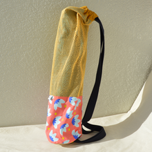 Charger l'image dans la galerie, EN STOCK Sac à tapis de yoga en filet de coton bio - motif nénuphars - sangle bleu marine