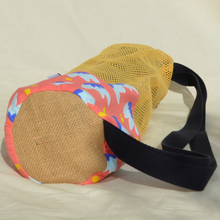 Charger l'image dans la galerie, EN STOCK Sac à tapis de yoga en filet de coton bio - motif nénuphars - sangle bleu marine