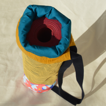 Charger l'image dans la galerie, EN STOCK Sac à tapis de yoga en filet de coton bio - motif nénuphars - sangle bleu marine