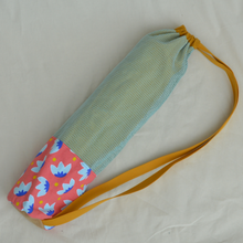 Charger l'image dans la galerie, Sac à tapis de yoga en filet de coton bio - motif nénuphars - sangle jaune moutarde