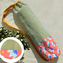 Charger l'image dans la galerie, Sac à tapis de yoga en filet de coton bio - motif nénuphars - sangle jaune moutarde