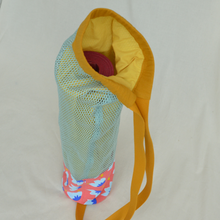 Charger l'image dans la galerie, Sac à tapis de yoga en filet de coton bio - motif nénuphars - sangle jaune moutarde