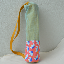 Charger l'image dans la galerie, Sac à tapis de yoga en filet de coton bio - motif nénuphars - sangle jaune moutarde