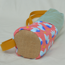 Charger l'image dans la galerie, Sac à tapis de yoga en filet de coton bio - motif nénuphars - sangle jaune moutarde