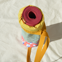 Charger l'image dans la galerie, Sac à tapis de yoga en filet de coton bio - motif nénuphars - sangle jaune moutarde