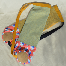 Charger l'image dans la galerie, EN STOCK Sac à tapis de yoga en filet de coton bio - motif nénuphars - sangle bleu marine