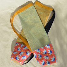 Charger l'image dans la galerie, Sac à tapis de yoga en filet de coton bio - motif nénuphars - sangle jaune moutarde