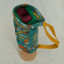 Charger l'image dans la galerie, Sac à tapis de yoga en liège et coton bio - motif savane - sangle jaune moutarde