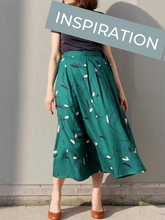 Charger l'image dans la galerie, Jupe cercle mi-longue - taille semi-mesure fabriquée sur commande - viscose "Bloom vert émeraude" tissée au Portugal