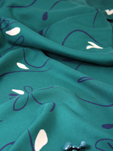 Charger l'image dans la galerie, Jupe cercle mi-longue - taille semi-mesure fabriquée sur commande - viscose "Bloom vert émeraude" tissée au Portugal